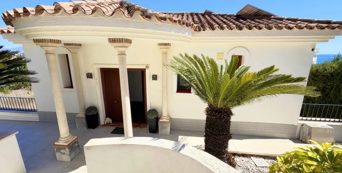 Продажа  отдельно стоящей виллы в Estepona 4