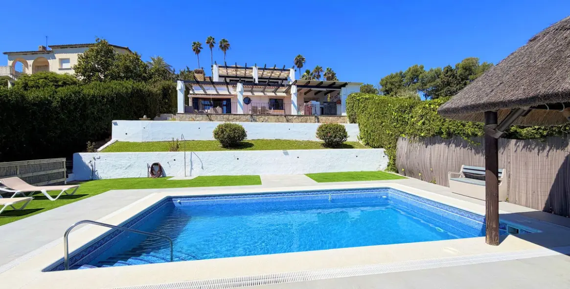 Продажа  отдельно стоящей виллы в Estepona 7