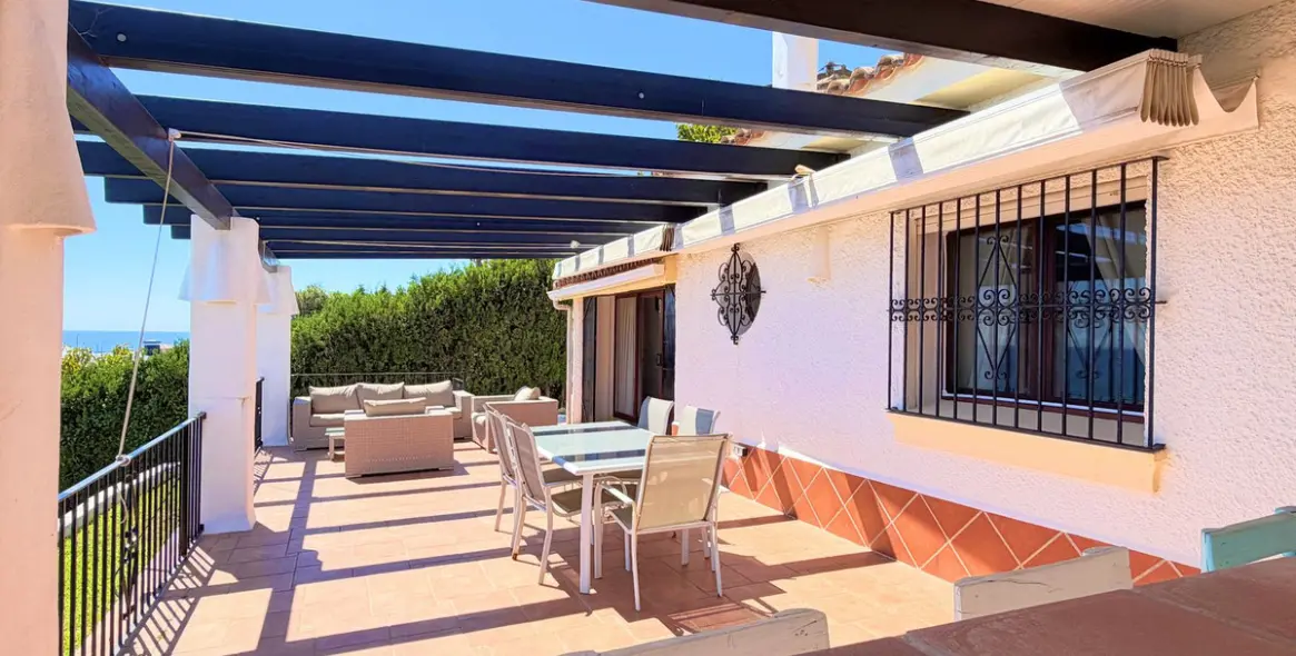 Продажа  отдельно стоящей виллы в Estepona 16