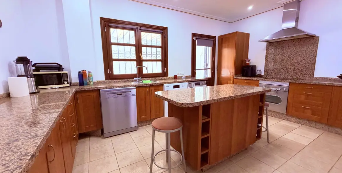 Продажа  отдельно стоящей виллы в Estepona 31