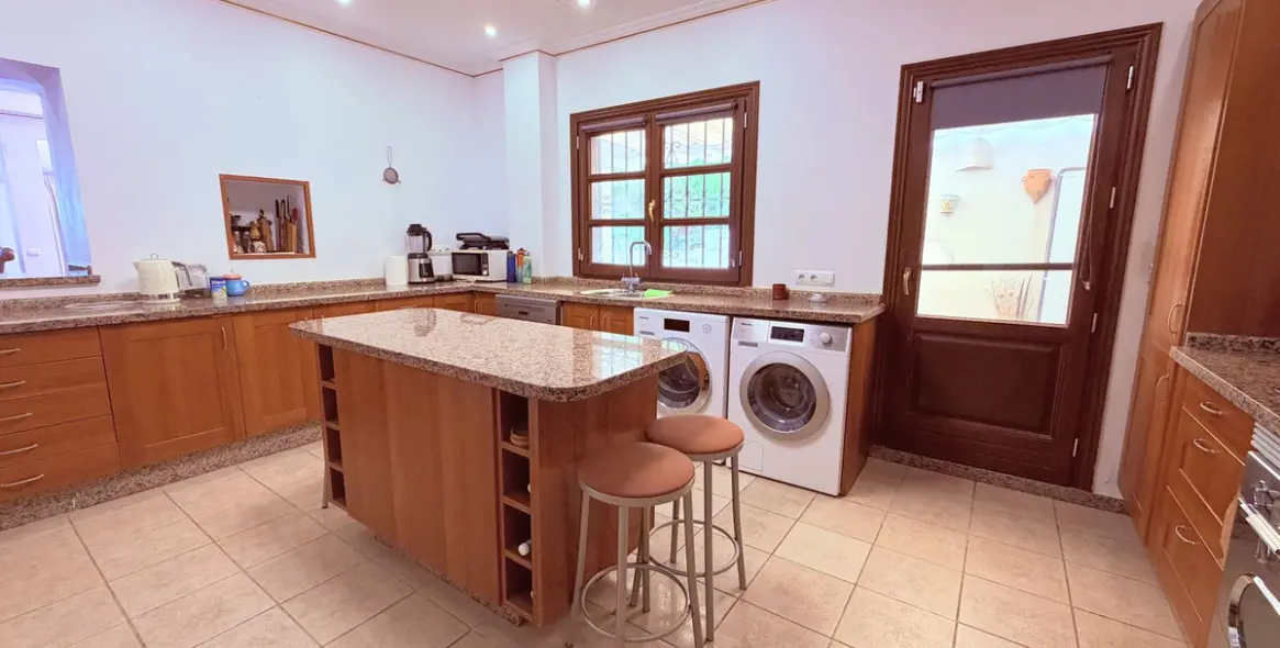 Продажа  отдельно стоящей виллы в Estepona 33