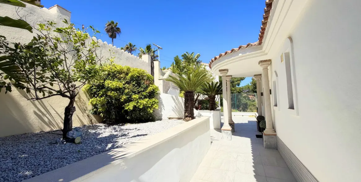 Продажа  отдельно стоящей виллы в Estepona 68