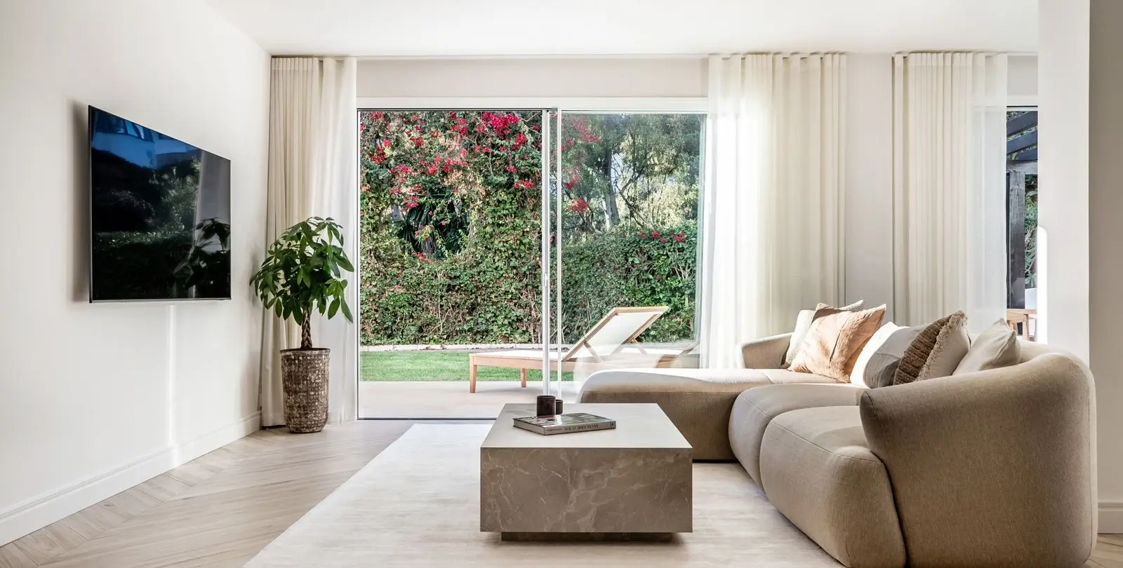 Sale of ground floor apartment in The Golden Mile 13