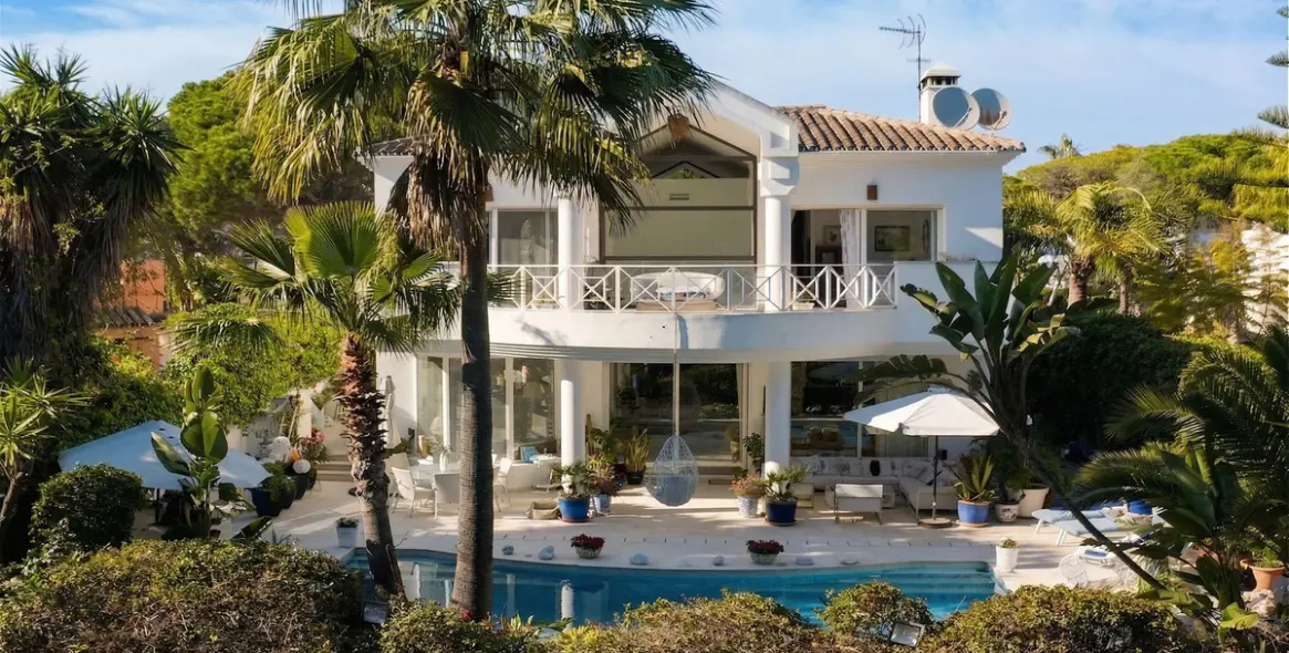 Продажа  отдельно стоящей виллы в New Golden Mile 1