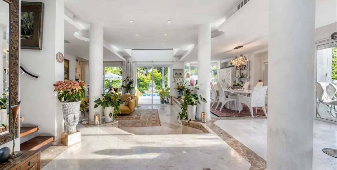 Продажа  отдельно стоящей виллы в New Golden Mile 15