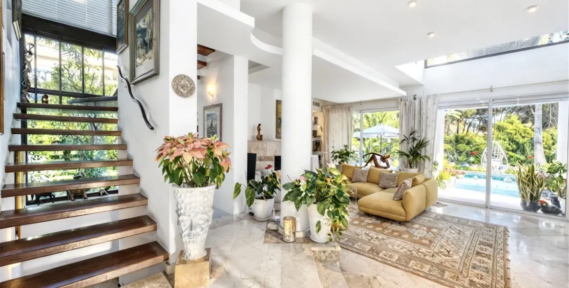 Продажа  отдельно стоящей виллы в New Golden Mile 26