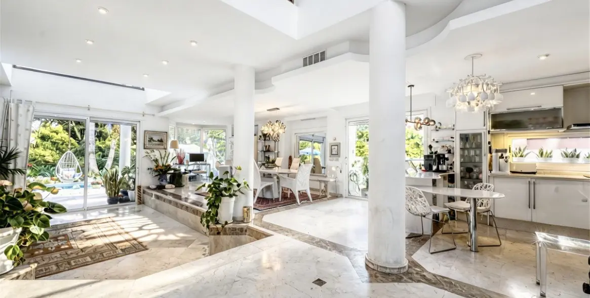 Sale of detached villa in New Golden Mile 63