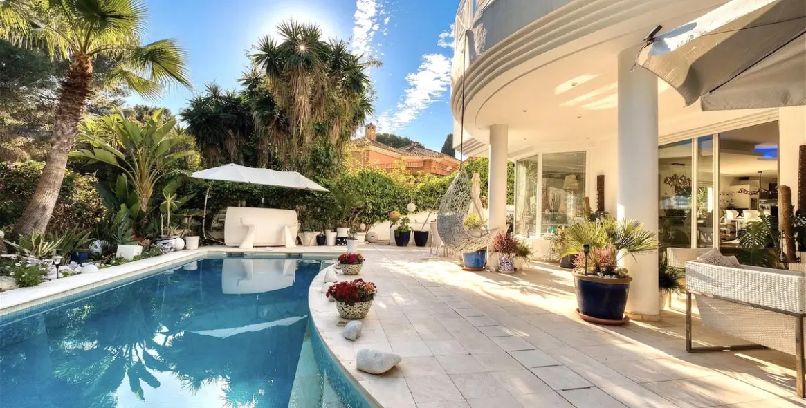Sale of detached villa in New Golden Mile 64