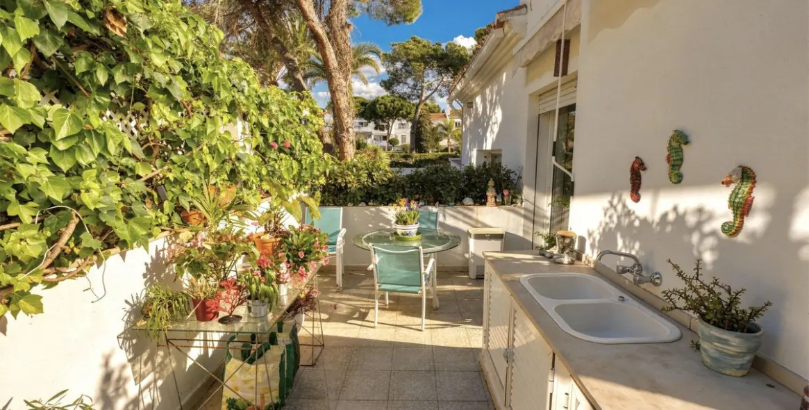 Sale of detached villa in New Golden Mile 65