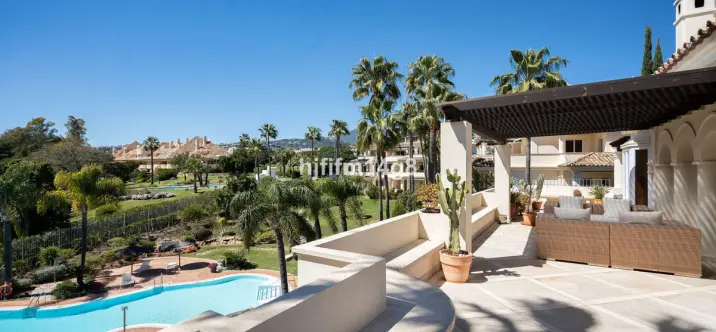 Продажа двухуровневого пентхауса в Nueva Andalucía 0