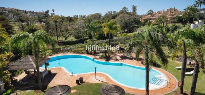 Продажа двухуровневого пентхауса в Nueva Andalucía 1