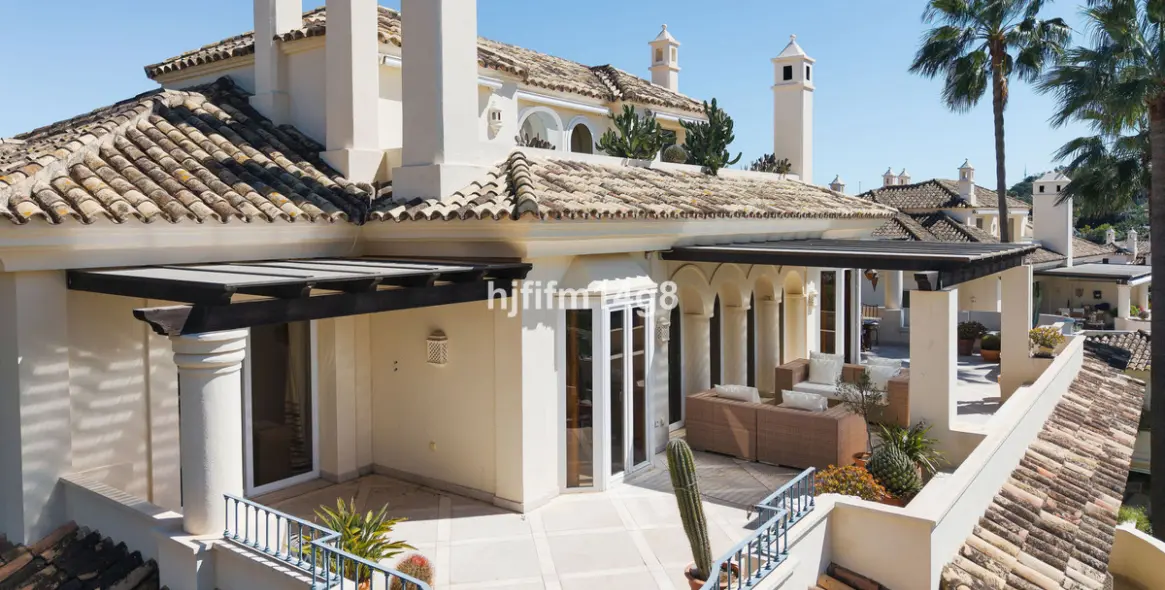 Продажа двухуровневого пентхауса в Nueva Andalucía 3