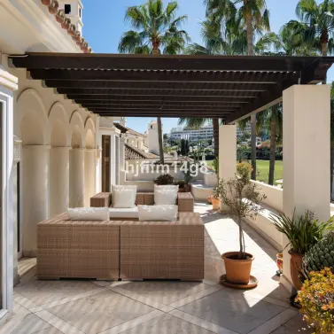 Продажа двухуровневого пентхауса в Nueva Andalucía