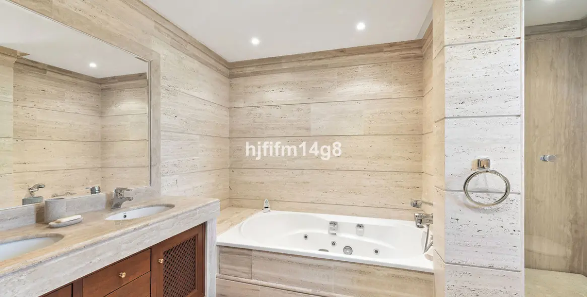 Продажа двухуровневого пентхауса в Nueva Andalucía 13