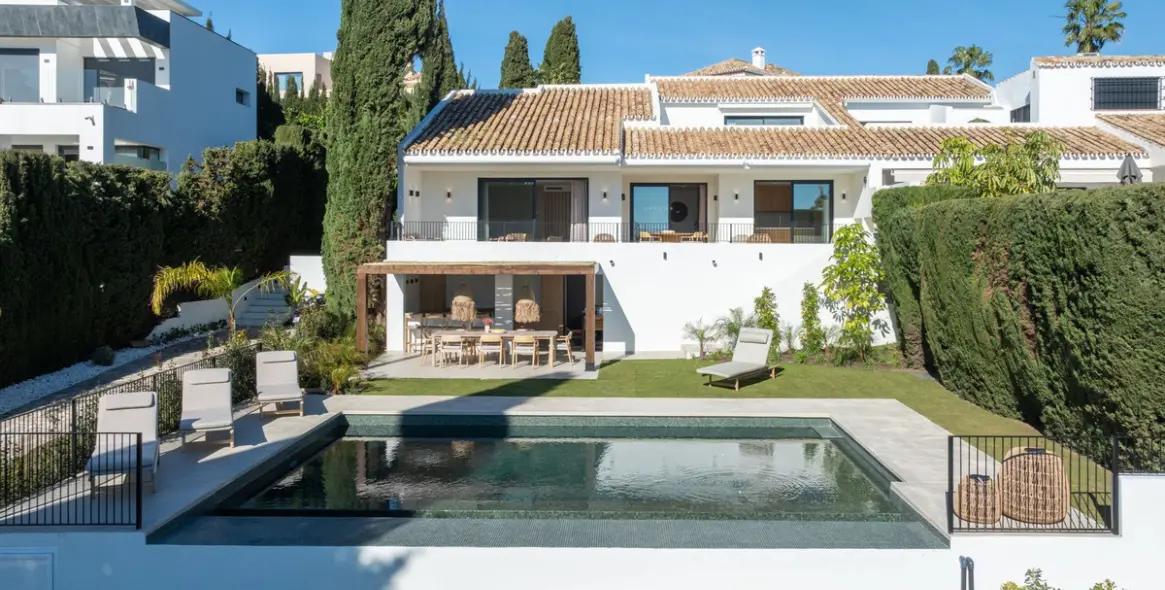 Продажа дома на две семьи в El Paraiso 2