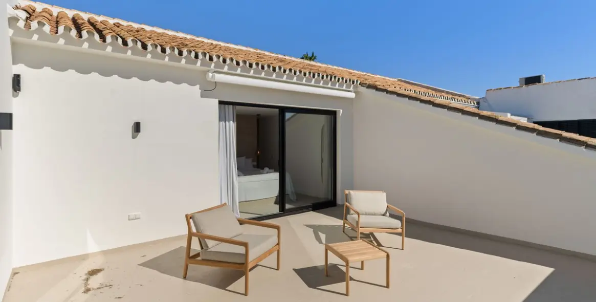 Продажа дома на две семьи в El Paraiso 15