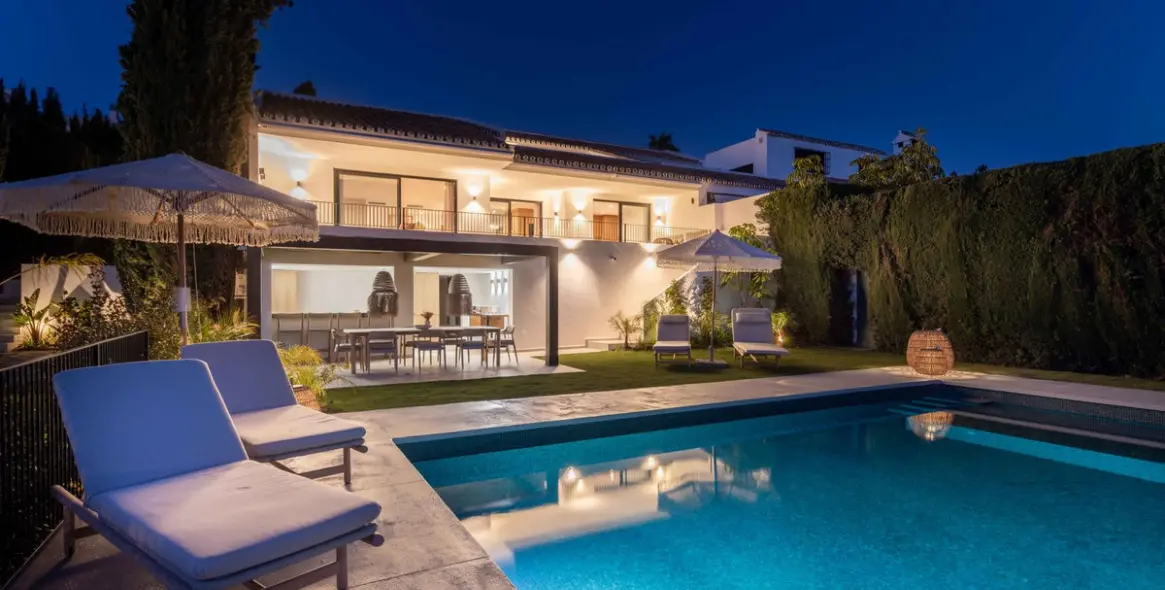 Продажа дома на две семьи в El Paraiso 28