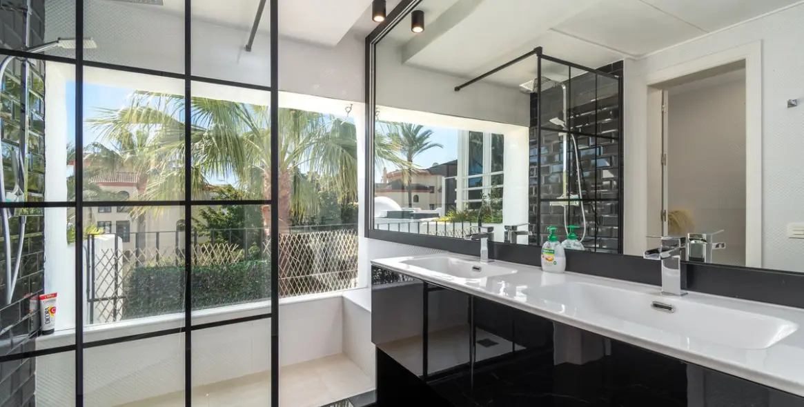 Продажа двухуровневого пентхауса в Puerto Banús 3