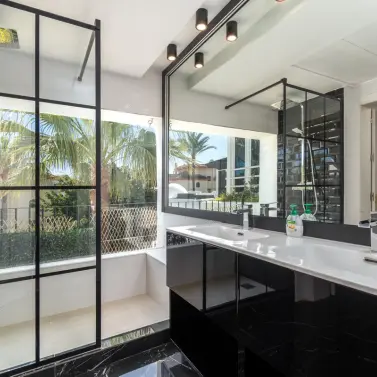 Продажа двухуровневого пентхауса в Puerto Banús