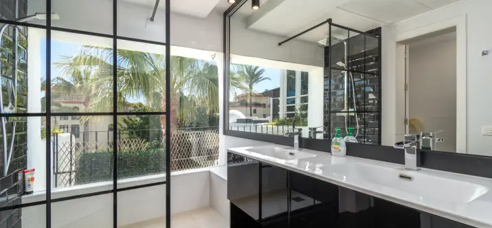 Продажа двухуровневого пентхауса в Puerto Banús 2