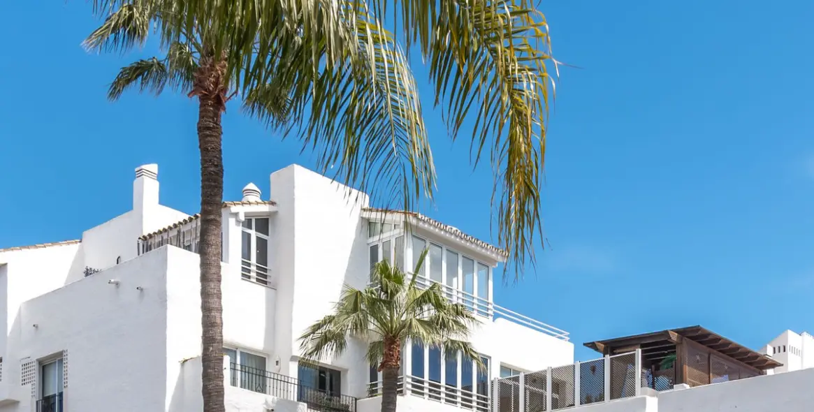 Продажа двухуровневого пентхауса в Puerto Banús 9