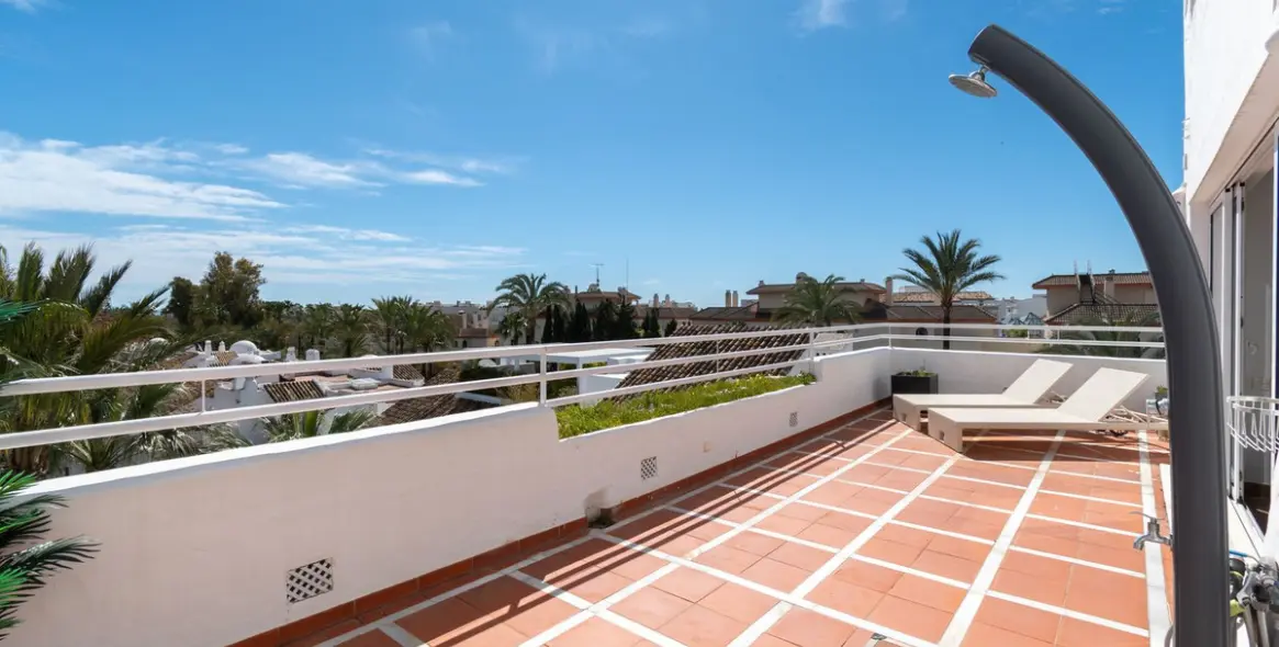 Продажа двухуровневого пентхауса в Puerto Banús 11