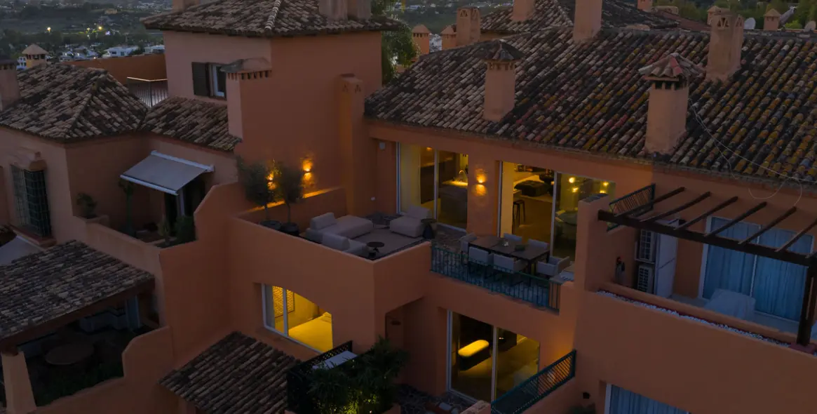 Продажа двухуровневого пентхауса в Nueva Andalucía 1