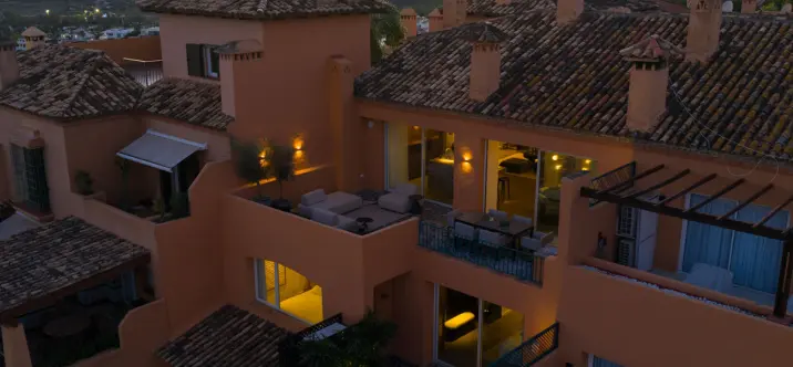 Продажа двухуровневого пентхауса в Nueva Andalucía 0