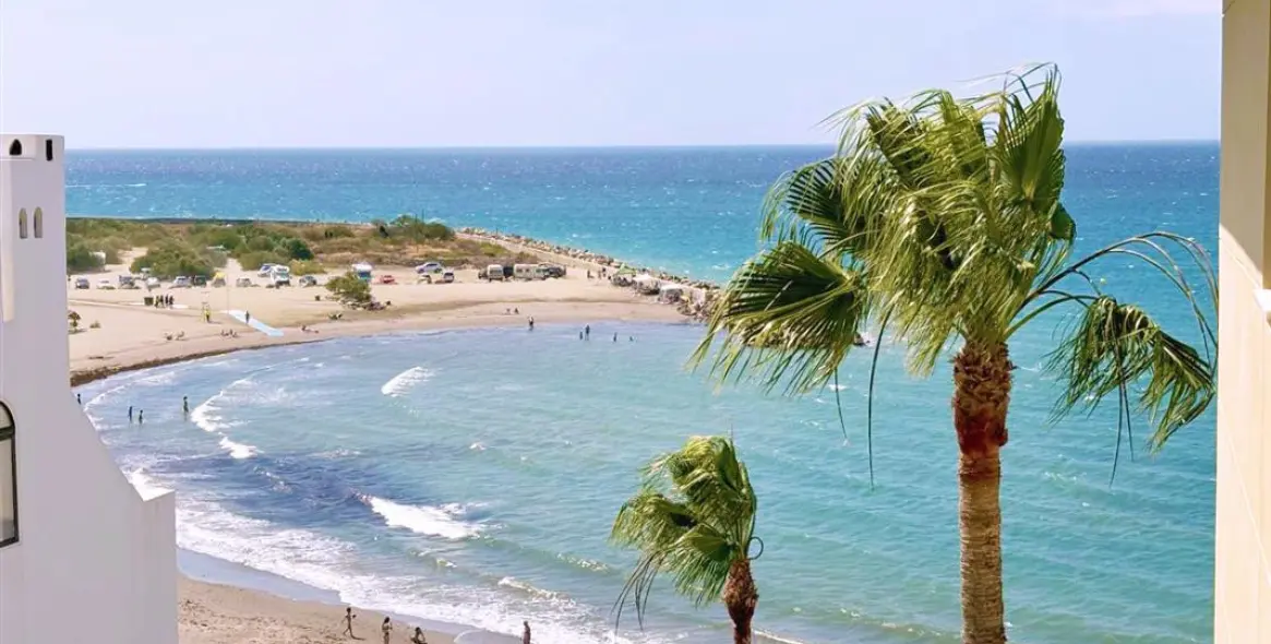 Short-term rent of middle floor apartment in Estepona 2