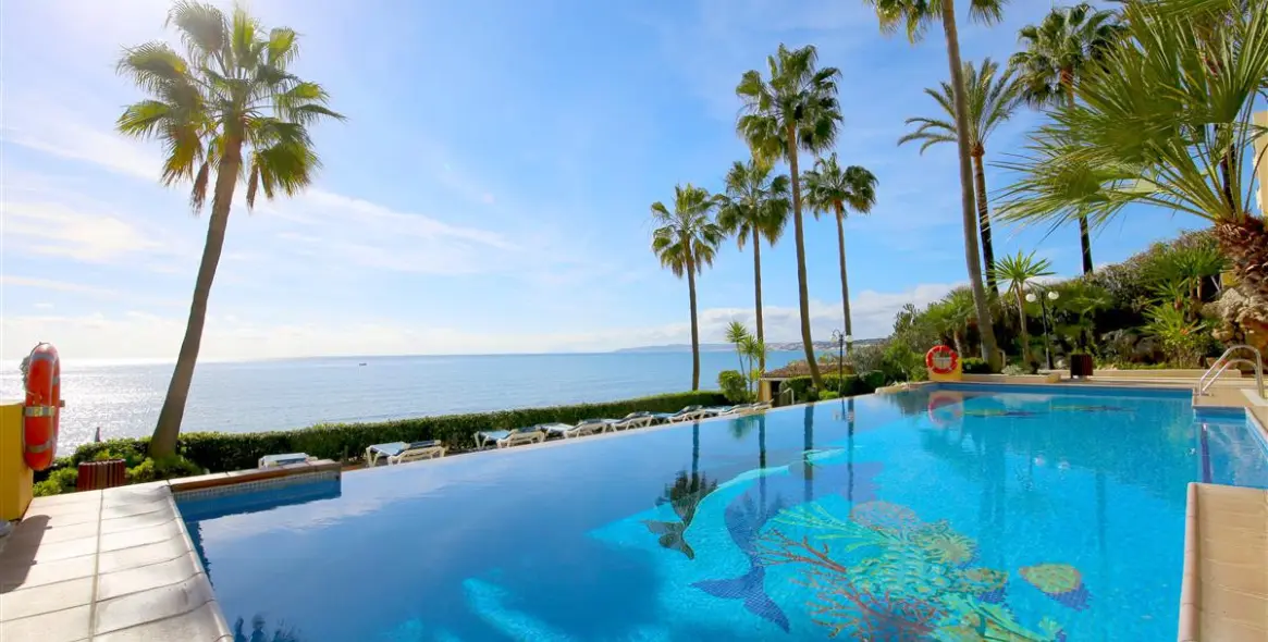 Short-term rent of middle floor apartment in Estepona 3