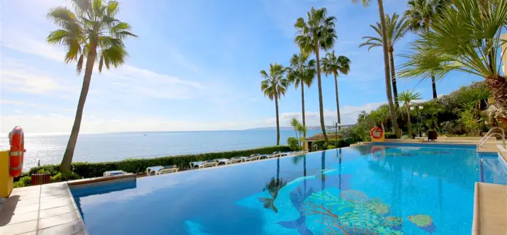 Short-term rent of middle floor apartment in Estepona 2