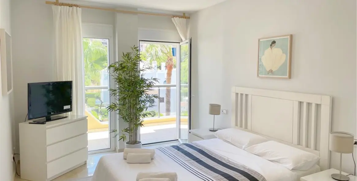 Short-term rent of middle floor apartment in Estepona 4