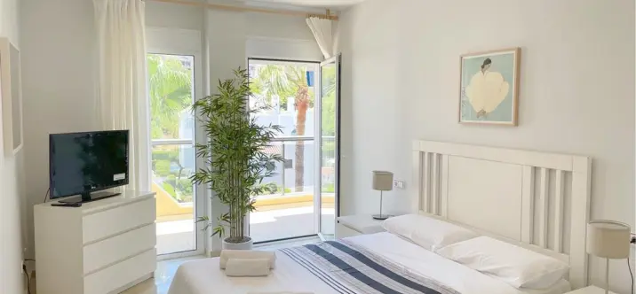 Short-term rent of middle floor apartment in Estepona 3