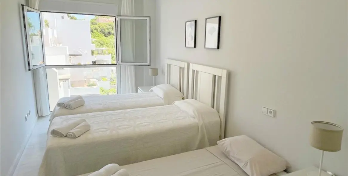 Short-term rent of middle floor apartment in Estepona 6