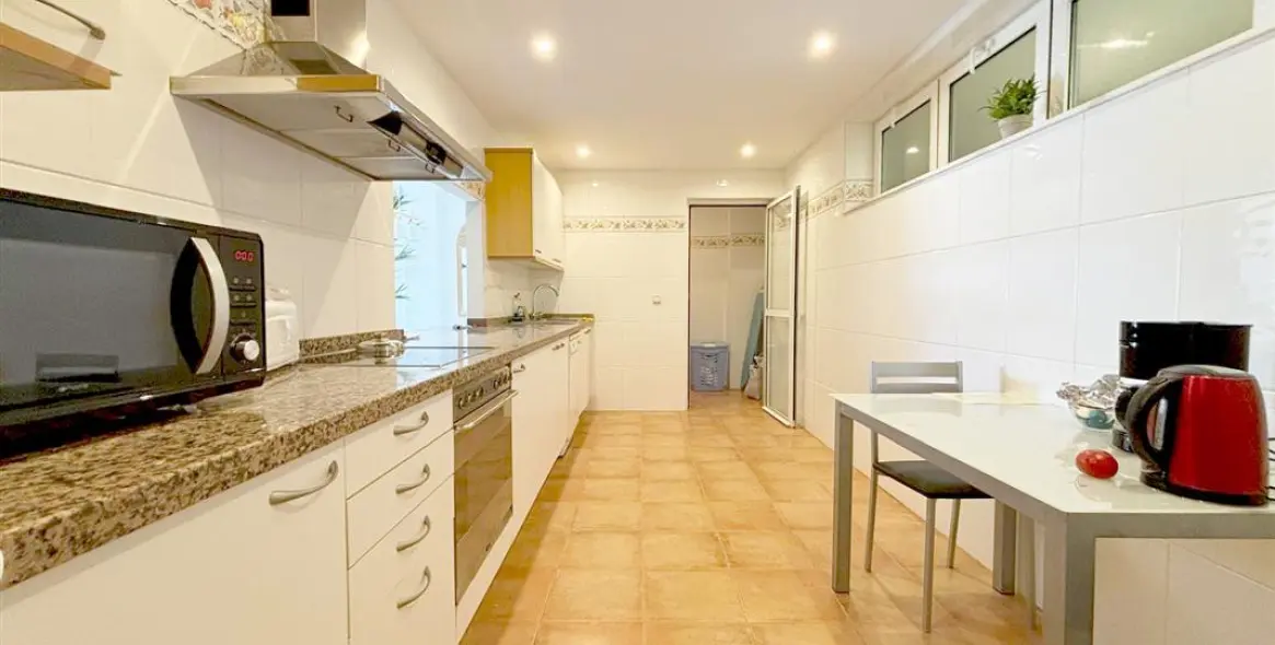 Short-term rent of middle floor apartment in Estepona 11