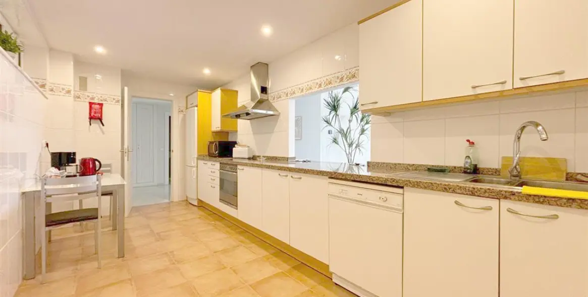 Short-term rent of middle floor apartment in Estepona 12