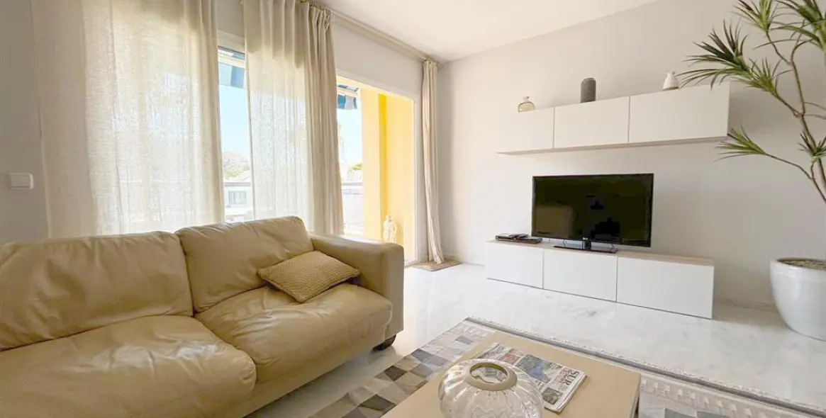 Short-term rent of middle floor apartment in Estepona 14