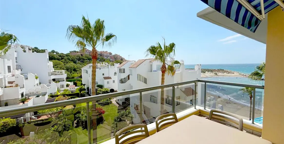 Short-term rent of middle floor apartment in Estepona 19