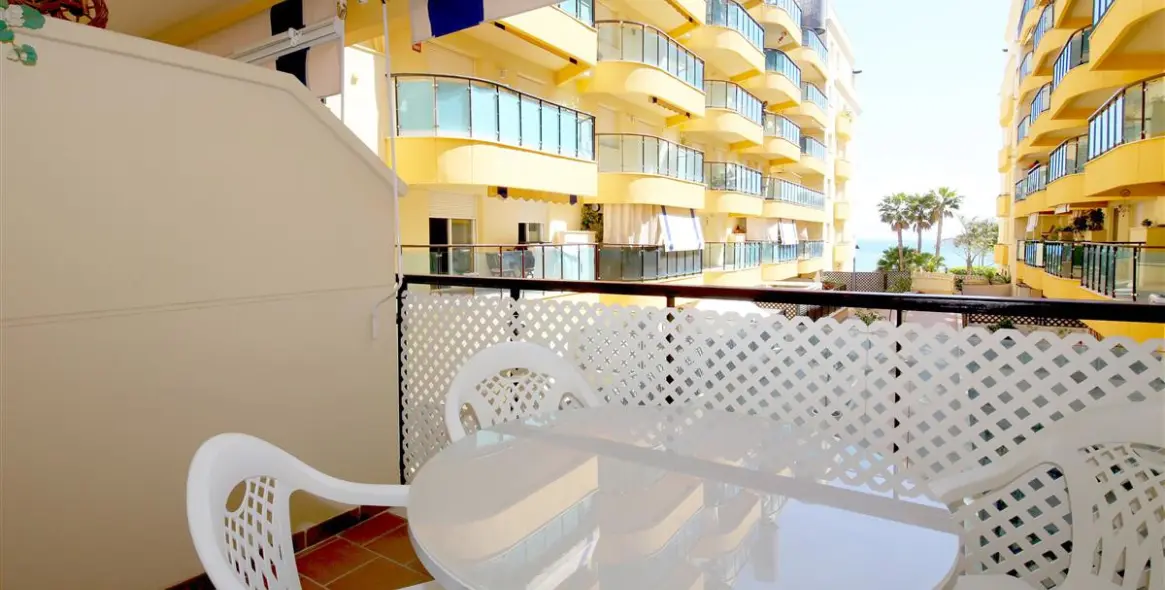 Short-term rent of middle floor apartment in Estepona 1