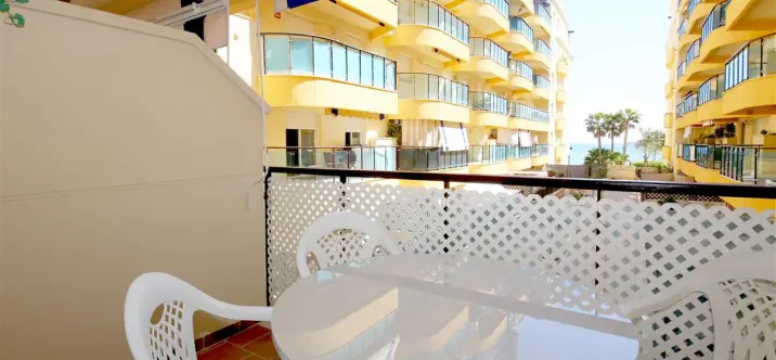 Short-term rent of middle floor apartment in Estepona 0