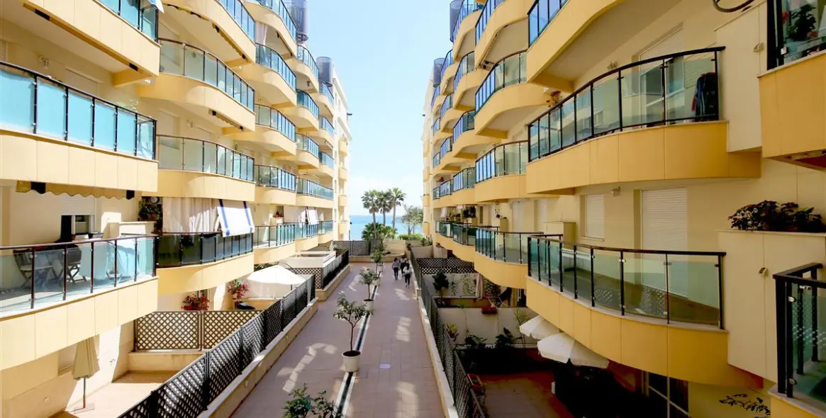 Short-term rent of middle floor apartment in Estepona 2