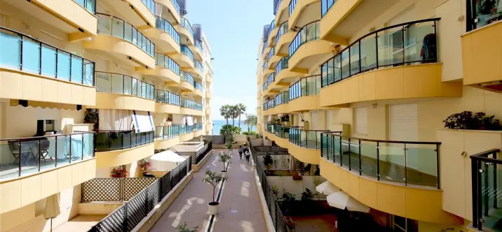 Short-term rent of middle floor apartment in Estepona 1