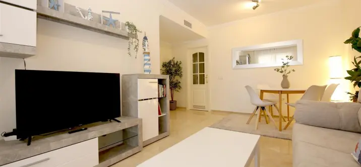 Short-term rent of middle floor apartment in Estepona 2