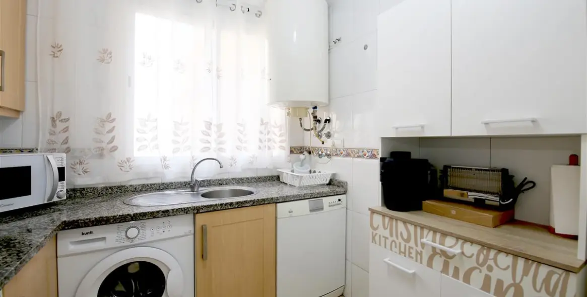 Short-term rent of middle floor apartment in Estepona 7