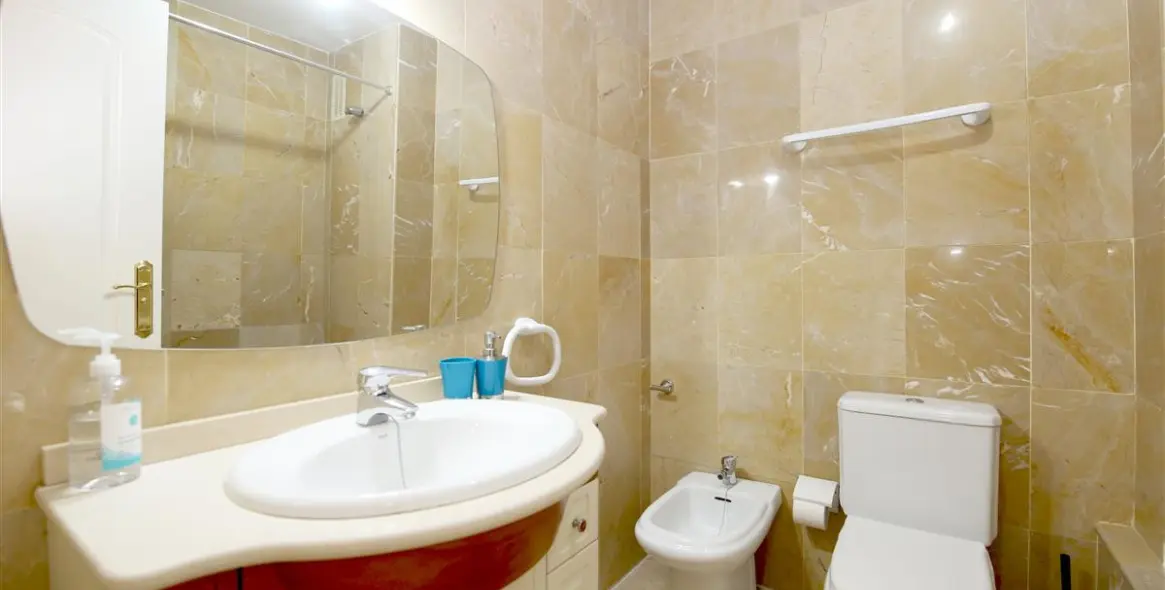 Short-term rent of middle floor apartment in Estepona 12