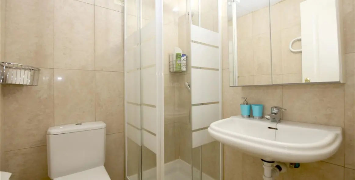 Short-term rent of middle floor apartment in Estepona 16