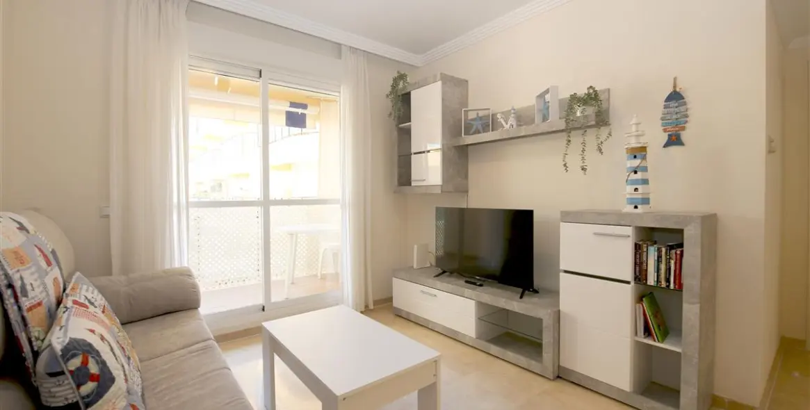 Short-term rent of middle floor apartment in Estepona 17