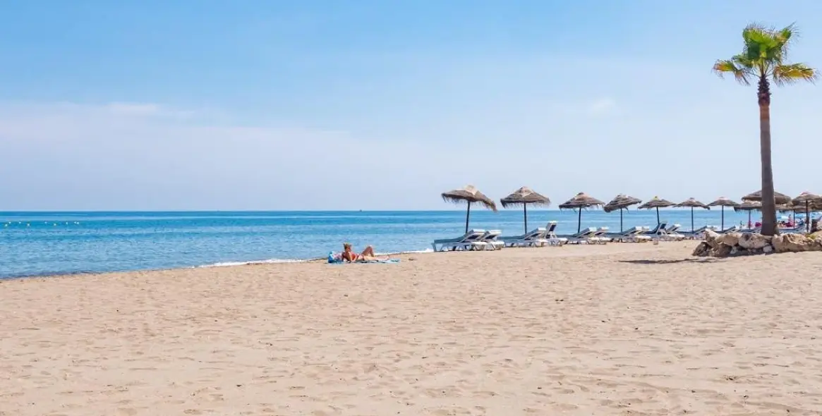 Short-term rent of middle floor apartment in Estepona 24