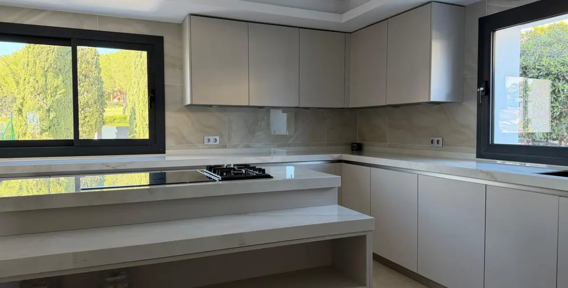 Alquiler a largo plazo de villa independiente en Nueva Andalucía 6