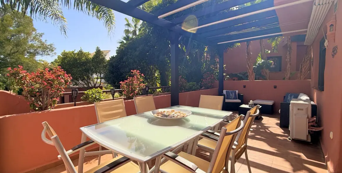 Sale of middle floor apartment in Casares Playa 1